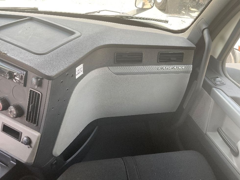 Day Cab Tractor-Heavy Duty Tractors-Freightliner-2019-T12664ST-East Chicago-IN-460,439\n\t\tmiles-$ 42,750 - Image 13