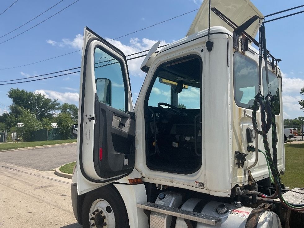 Day Cab Tractor-Heavy Duty Tractors-Freightliner-2019-T12664ST-East Chicago-IN-460,439\n\t\tmiles-$ 42,750 - Image 9