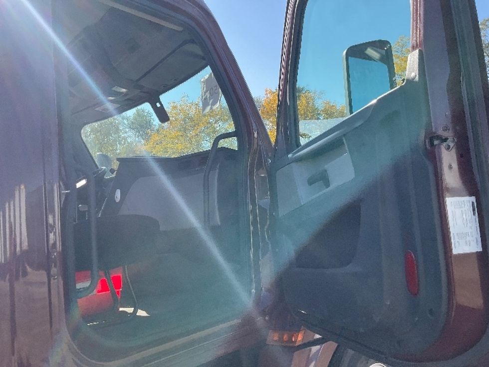 Day Cab Tractor-Heavy Duty Tractors-Freightliner-2019-T12664ST-East Chicago-IN-467,563\n\t\tmiles-$ 50,000 - Image 12