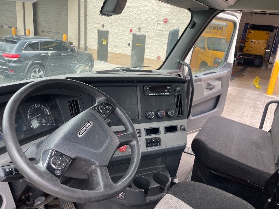 Day Cab Tractor-Heavy Duty Tractors-Freightliner-2019-T12664ST-East Chicago-IN-482,875\n\t\tmiles-$ 46,250 - Image 10