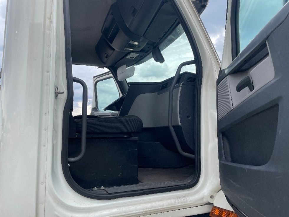 Day Cab Tractor-Heavy Duty Tractors-Freightliner-2019-T12664ST-East Chicago-IN-482,875\n\t\tmiles-$ 46,250 - Image 12