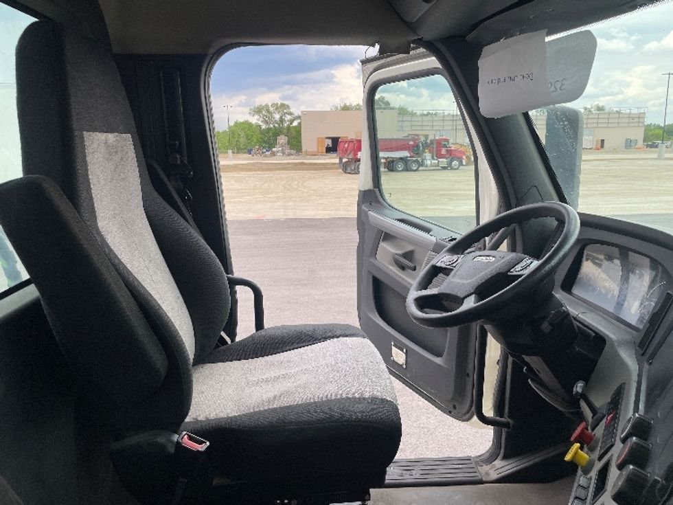 Day Cab Tractor-Heavy Duty Tractors-Freightliner-2019-T12664ST-East Chicago-IN-482,875\n\t\tmiles-$ 46,250 - Image 14