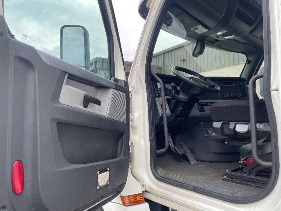 Day Cab Tractor-Heavy Duty Tractors-Freightliner-2019-T12664ST-East Chicago-IN-482,875\n\t\tmiles-$ 46,250 - Image 9