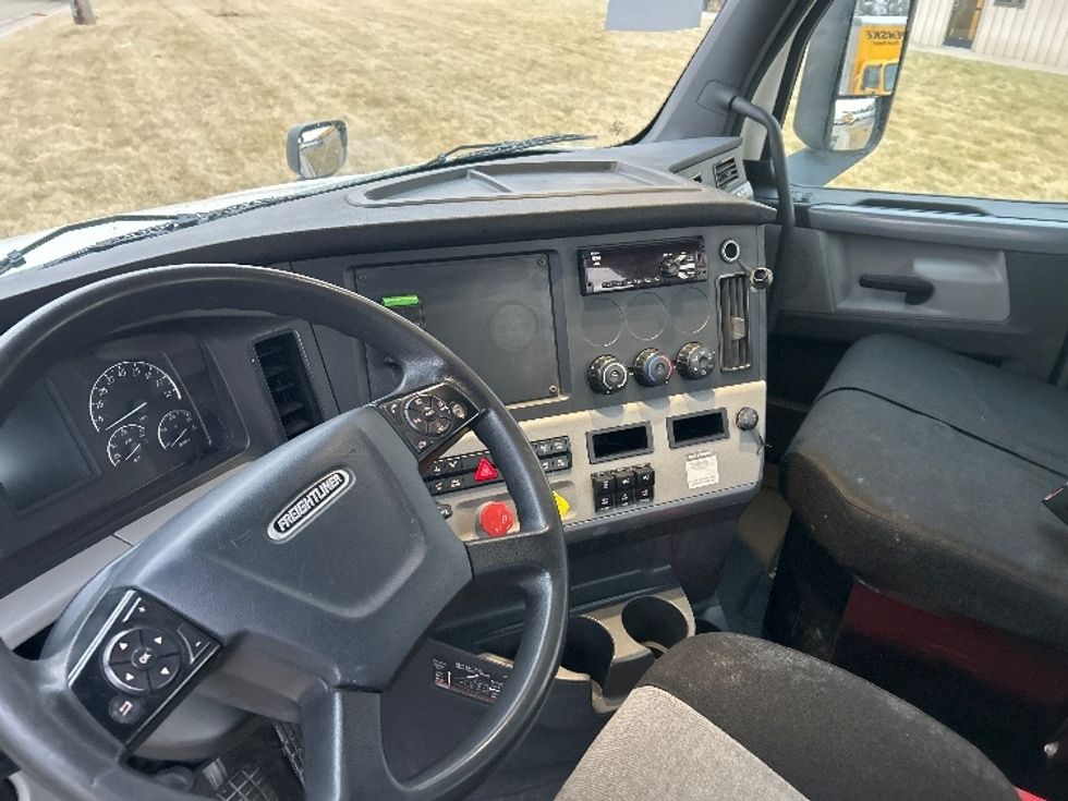 Day Cab Tractor-Heavy Duty Tractors-Freightliner-2019-T12664ST-East Chicago-IN-504,188\n\t\tmiles-$ 36,500 - Image 10