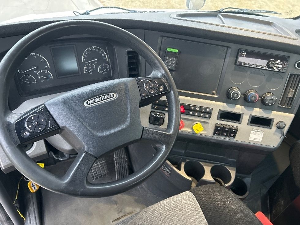 Day Cab Tractor-Heavy Duty Tractors-Freightliner-2019-T12664ST-East Chicago-IN-504,188\n\t\tmiles-$ 36,500 - Image 11