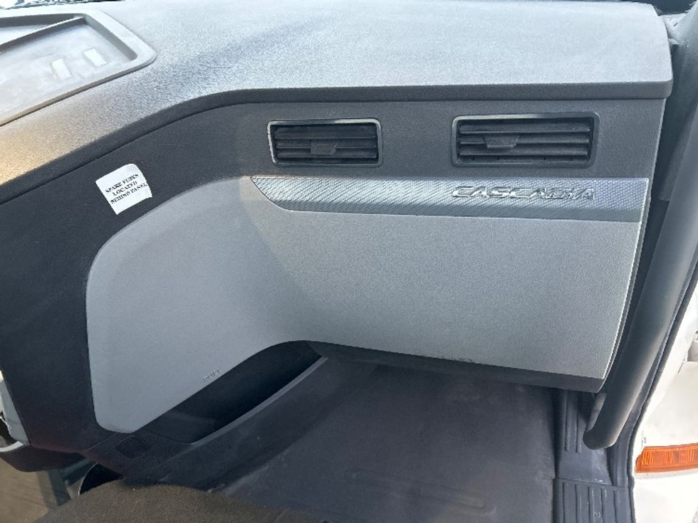 Day Cab Tractor-Heavy Duty Tractors-Freightliner-2019-T12664ST-East Chicago-IN-504,188\n\t\tmiles-$ 36,500 - Image 13