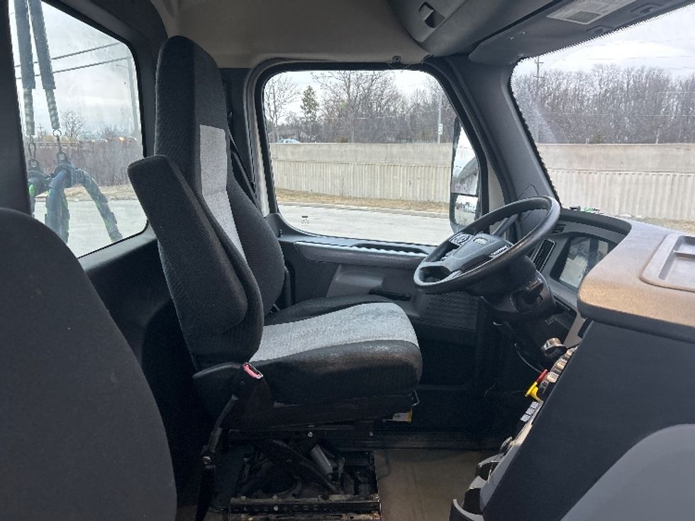 Day Cab Tractor-Heavy Duty Tractors-Freightliner-2019-T12664ST-East Chicago-IN-504,188\n\t\tmiles-$ 36,500 - Image 14