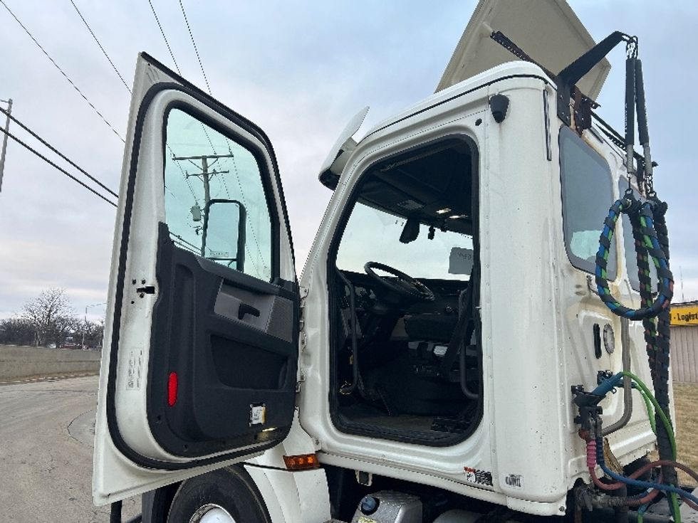Day Cab Tractor-Heavy Duty Tractors-Freightliner-2019-T12664ST-East Chicago-IN-504,188\n\t\tmiles-$ 36,500 - Image 9