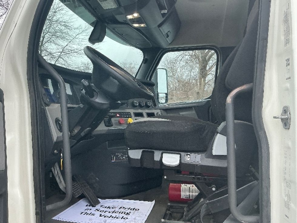 Day Cab Tractor-Heavy Duty Tractors-Freightliner-2019-T12664ST-East Chicago-IN-597,175\n\t\tmiles-$ 35,750 - Image 10