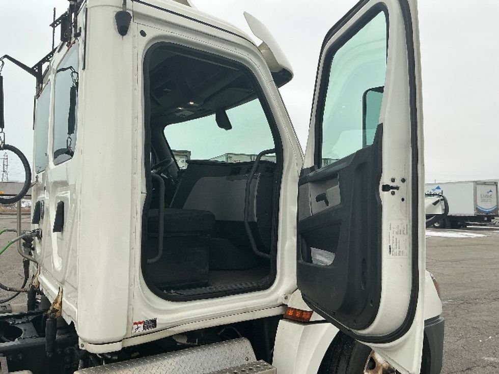 Day Cab Tractor-Heavy Duty Tractors-Freightliner-2019-T12664ST-East Chicago-IN-597,175\n\t\tmiles-$ 35,750 - Image 12