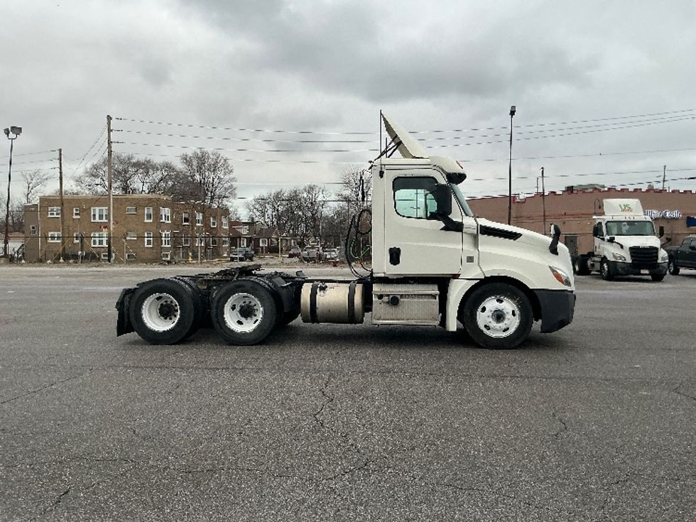 Day Cab Tractor-Heavy Duty Tractors-Freightliner-2019-T12664ST-East Chicago-IN-597,175\n\t\tmiles-$ 35,750 - Image 8