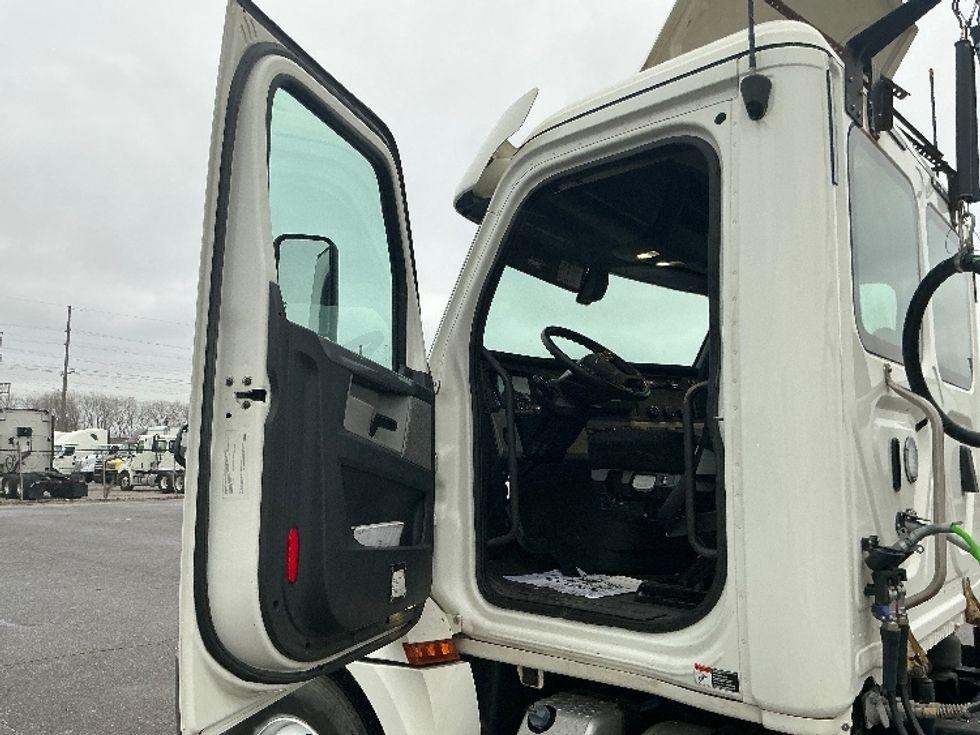 Day Cab Tractor-Heavy Duty Tractors-Freightliner-2019-T12664ST-East Chicago-IN-597,175\n\t\tmiles-$ 35,750 - Image 9