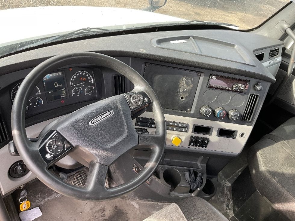 Day Cab Tractor-Heavy Duty Tractors-Freightliner-2019-T12664ST-East Chicago-IN-741,472\n\t\tmiles-$ 29,250 - Image 11