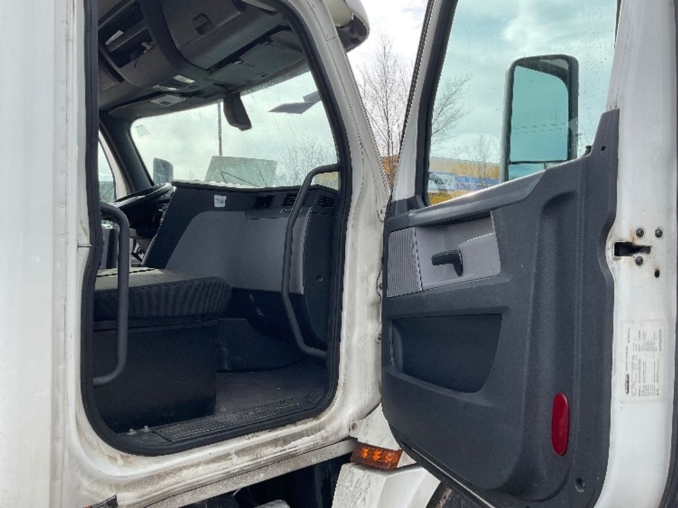 Day Cab Tractor-Heavy Duty Tractors-Freightliner-2019-T12664ST-East Chicago-IN-741,472\n\t\tmiles-$ 29,250 - Image 12