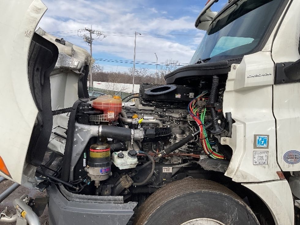Day Cab Tractor-Heavy Duty Tractors-Freightliner-2019-T12664ST-East Chicago-IN-741,472\n\t\tmiles-$ 29,250 - Image 16