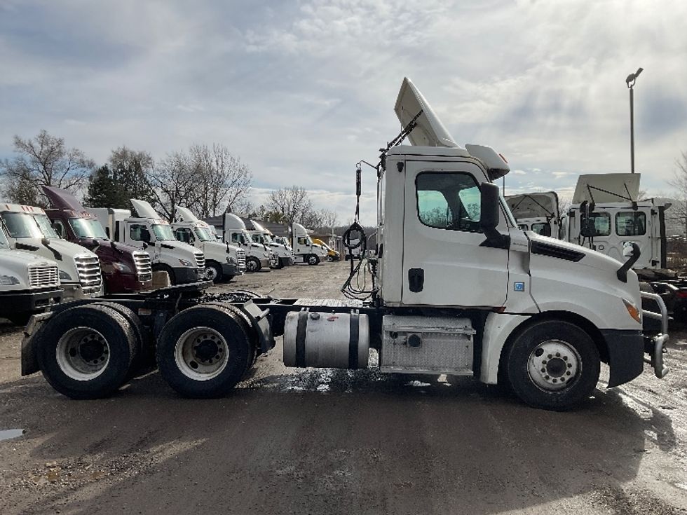 Day Cab Tractor-Heavy Duty Tractors-Freightliner-2019-T12664ST-East Chicago-IN-741,472\n\t\tmiles-$ 29,250 - Image 8