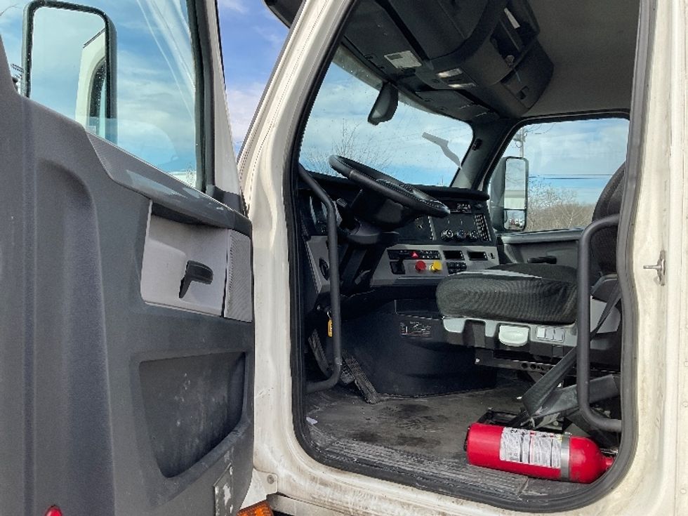 Day Cab Tractor-Heavy Duty Tractors-Freightliner-2019-T12664ST-East Chicago-IN-741,472\n\t\tmiles-$ 29,250 - Image 9