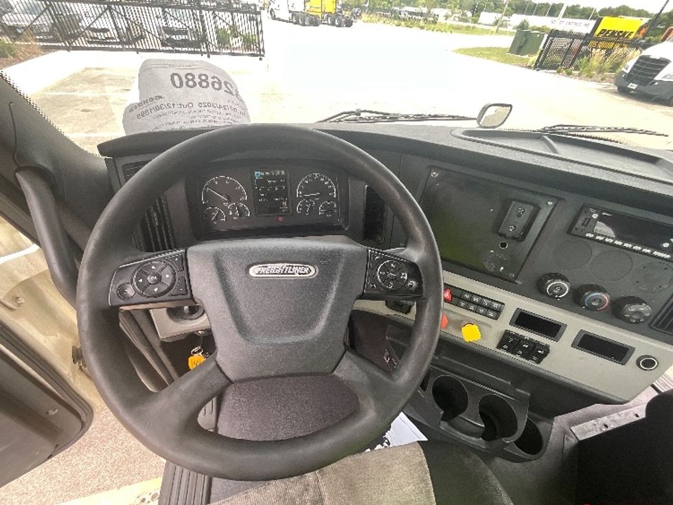 Day Cab Tractor-Heavy Duty Tractors-Freightliner-2019-T12664ST-East Chicago-IN-748,534\n\t\tmiles-$ 26,750 - Image 11