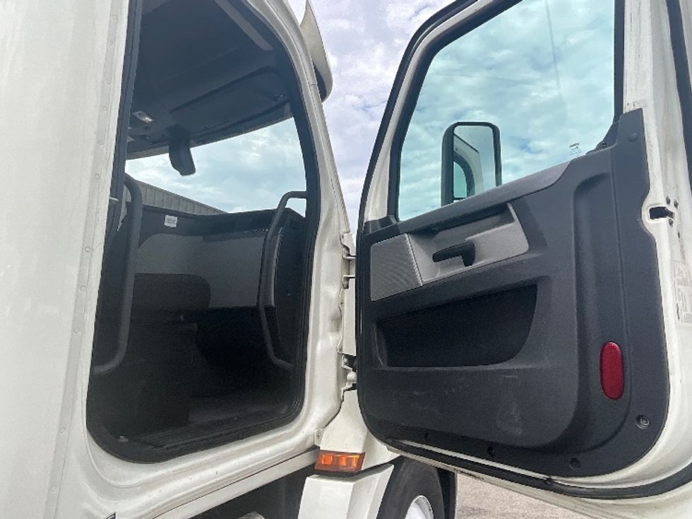 Day Cab Tractor-Heavy Duty Tractors-Freightliner-2019-T12664ST-East Chicago-IN-748,534\n\t\tmiles-$ 26,750 - Image 12