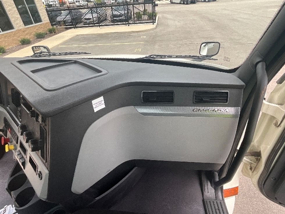 Day Cab Tractor-Heavy Duty Tractors-Freightliner-2019-T12664ST-East Chicago-IN-748,534\n\t\tmiles-$ 26,750 - Image 13