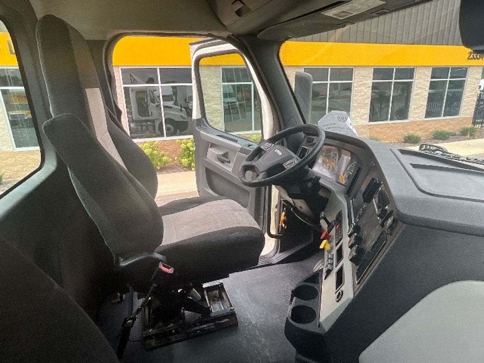 Day Cab Tractor-Heavy Duty Tractors-Freightliner-2019-T12664ST-East Chicago-IN-748,534\n\t\tmiles-$ 26,750 - Image 14