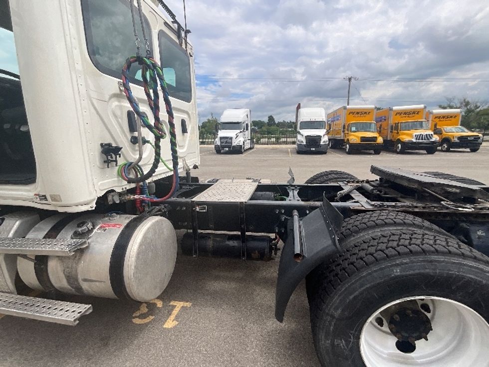 Day Cab Tractor-Heavy Duty Tractors-Freightliner-2019-T12664ST-East Chicago-IN-748,534\n\t\tmiles-$ 26,750 - Image 17