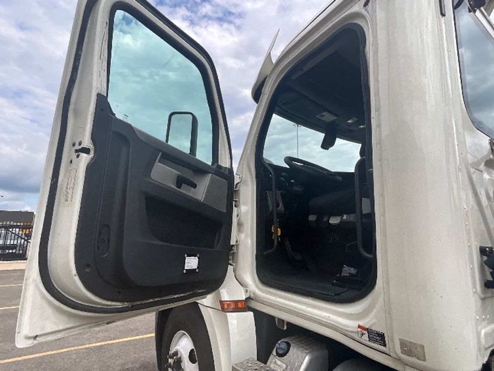Day Cab Tractor-Heavy Duty Tractors-Freightliner-2019-T12664ST-East Chicago-IN-748,534\n\t\tmiles-$ 26,750 - Image 9