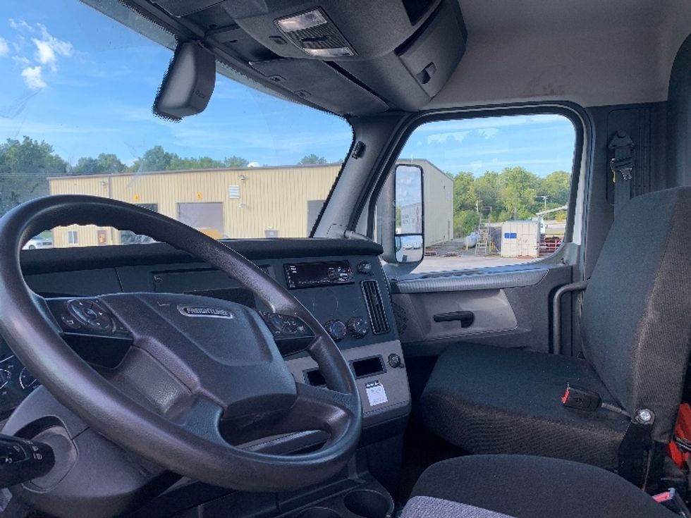 Day Cab Tractor-Heavy Duty Tractors-Freightliner-2019-T12664ST-East Liberty-OH-242,784\n\t\tmiles-$ 51,500 - Image 10