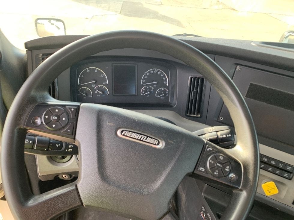 Day Cab Tractor-Heavy Duty Tractors-Freightliner-2019-T12664ST-East Liberty-OH-242,784\n\t\tmiles-$ 51,500 - Image 11