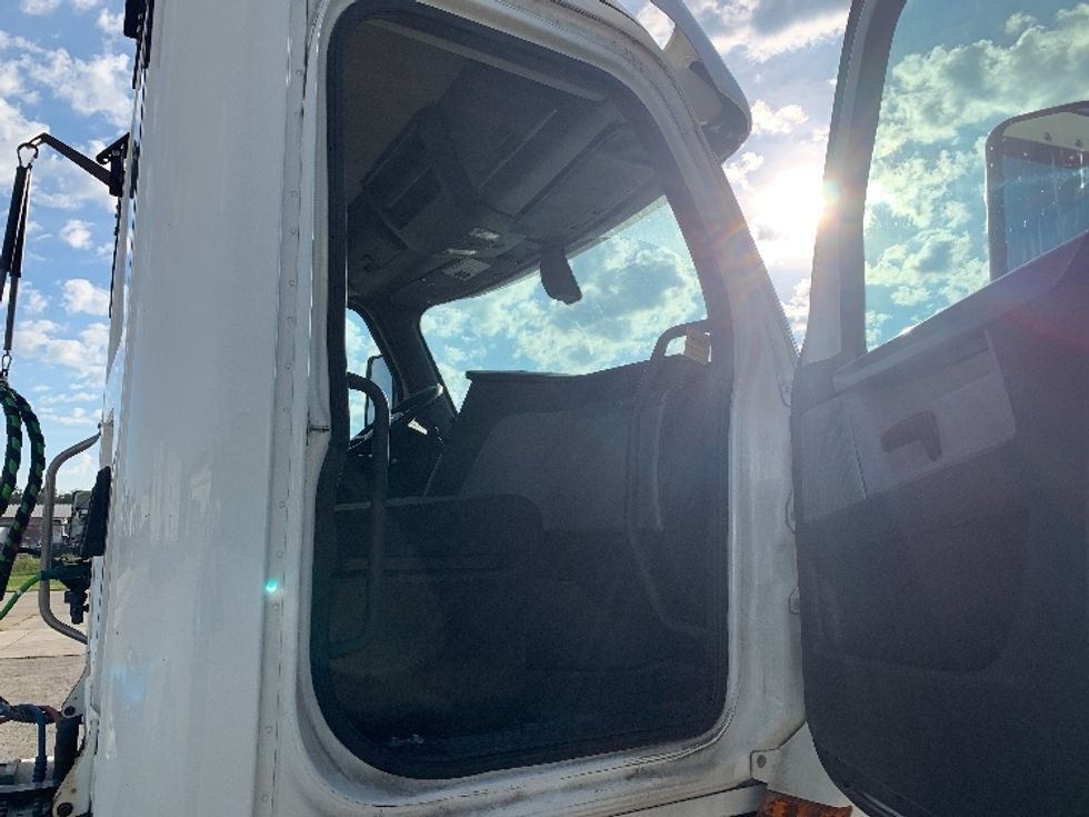 Day Cab Tractor-Heavy Duty Tractors-Freightliner-2019-T12664ST-East Liberty-OH-242,784\n\t\tmiles-$ 51,500 - Image 12