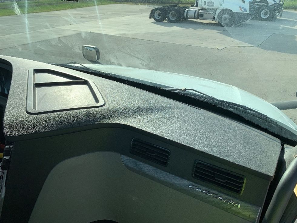 Day Cab Tractor-Heavy Duty Tractors-Freightliner-2019-T12664ST-East Liberty-OH-242,784\n\t\tmiles-$ 51,500 - Image 13