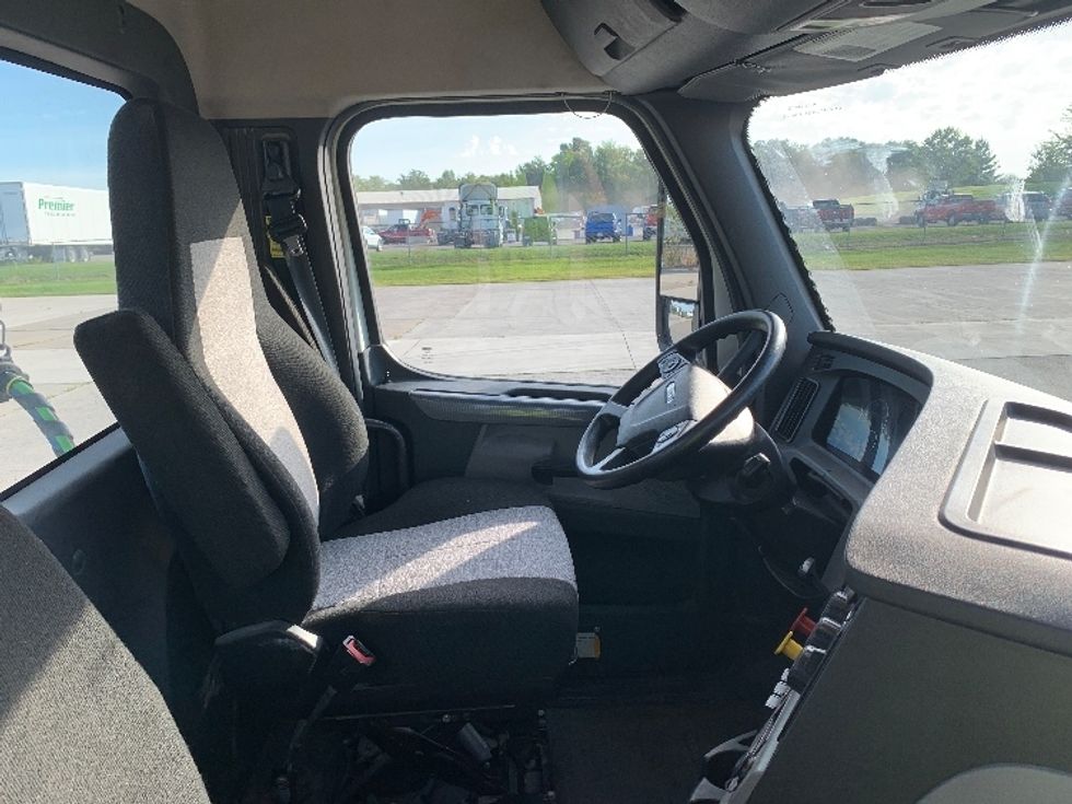 Day Cab Tractor-Heavy Duty Tractors-Freightliner-2019-T12664ST-East Liberty-OH-242,784\n\t\tmiles-$ 51,500 - Image 14