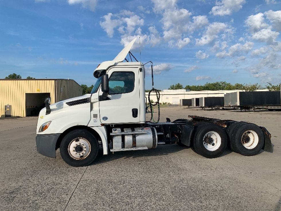 Day Cab Tractor-Heavy Duty Tractors-Freightliner-2019-T12664ST-East Liberty-OH-242,784\n\t\tmiles-$ 51,500 - Image 4