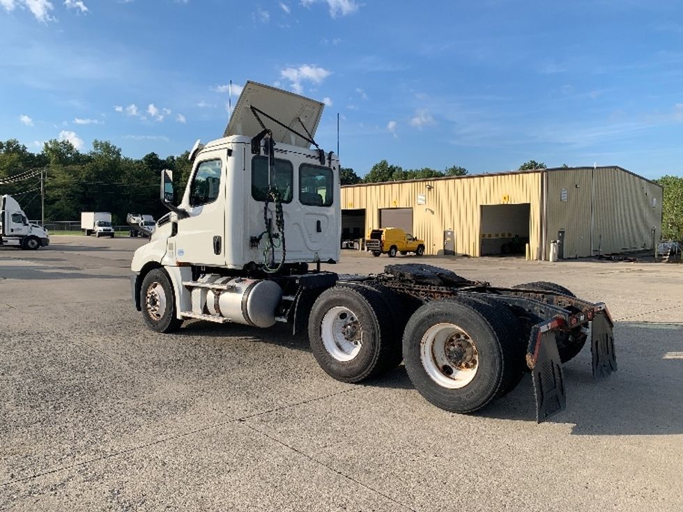 Day Cab Tractor-Heavy Duty Tractors-Freightliner-2019-T12664ST-East Liberty-OH-242,784\n\t\tmiles-$ 51,500 - Image 5