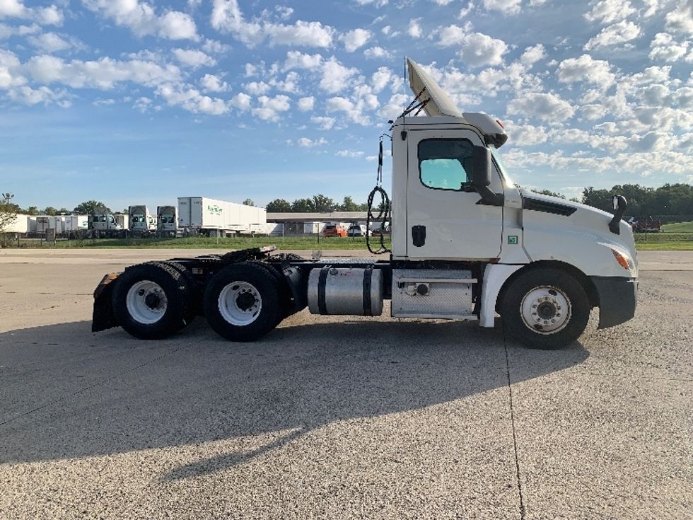 Day Cab Tractor-Heavy Duty Tractors-Freightliner-2019-T12664ST-East Liberty-OH-242,784\n\t\tmiles-$ 51,500 - Image 8