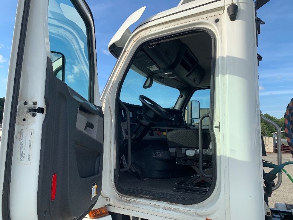 Day Cab Tractor-Heavy Duty Tractors-Freightliner-2019-T12664ST-East Liberty-OH-242,784\n\t\tmiles-$ 51,500 - Image 9