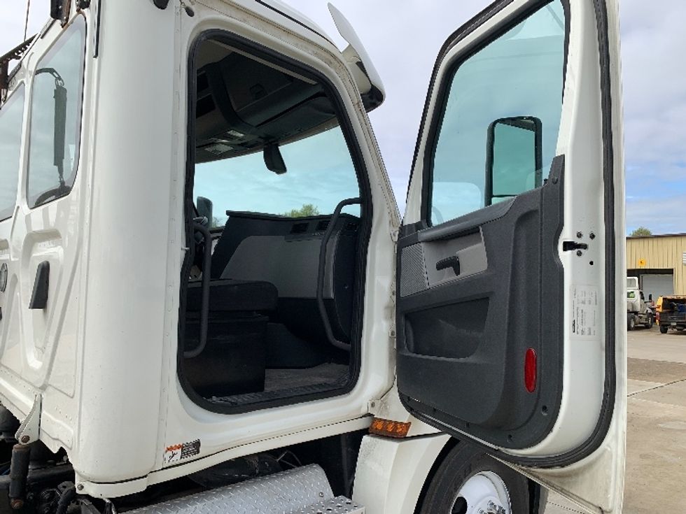 Day Cab Tractor-Heavy Duty Tractors-Freightliner-2019-T12664ST-East Liberty-OH-449,028\n\t\tmiles-$ 43,250 - Image 12