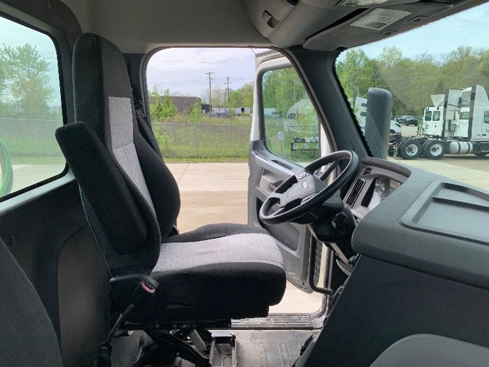 Day Cab Tractor-Heavy Duty Tractors-Freightliner-2019-T12664ST-East Liberty-OH-449,028\n\t\tmiles-$ 43,250 - Image 14