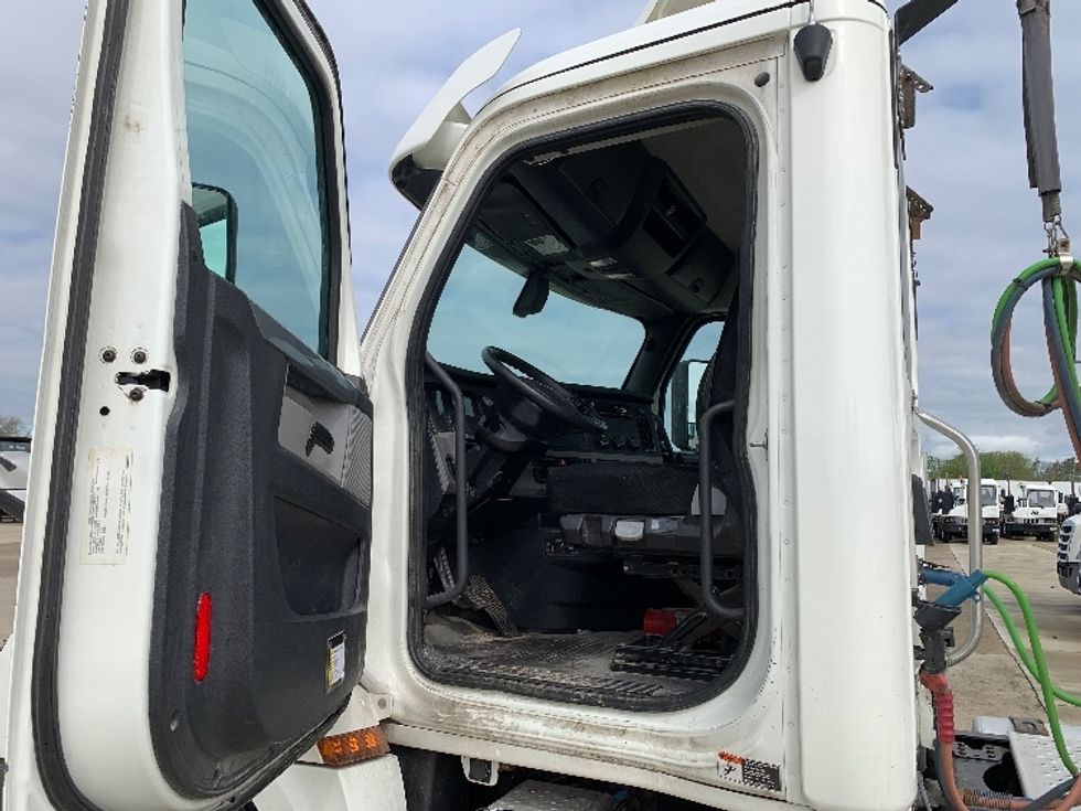 Day Cab Tractor-Heavy Duty Tractors-Freightliner-2019-T12664ST-East Liberty-OH-449,028\n\t\tmiles-$ 43,250 - Image 9
