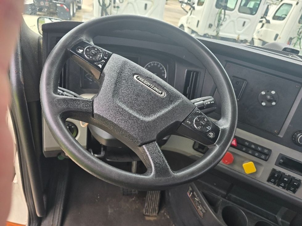 Day Cab Tractor-Heavy Duty Tractors-Freightliner-2019-T12664ST-East Liberty-OH-559,756\n\t\tmiles-$ 35,250 - Image 11
