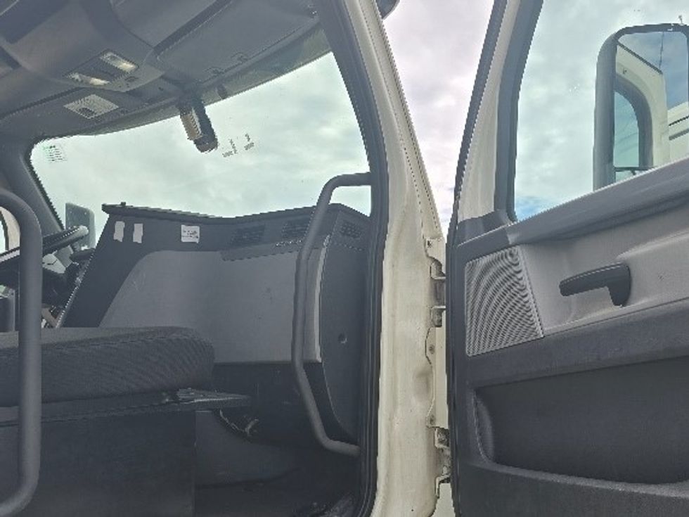 Day Cab Tractor-Heavy Duty Tractors-Freightliner-2019-T12664ST-East Liberty-OH-559,756\n\t\tmiles-$ 35,250 - Image 12