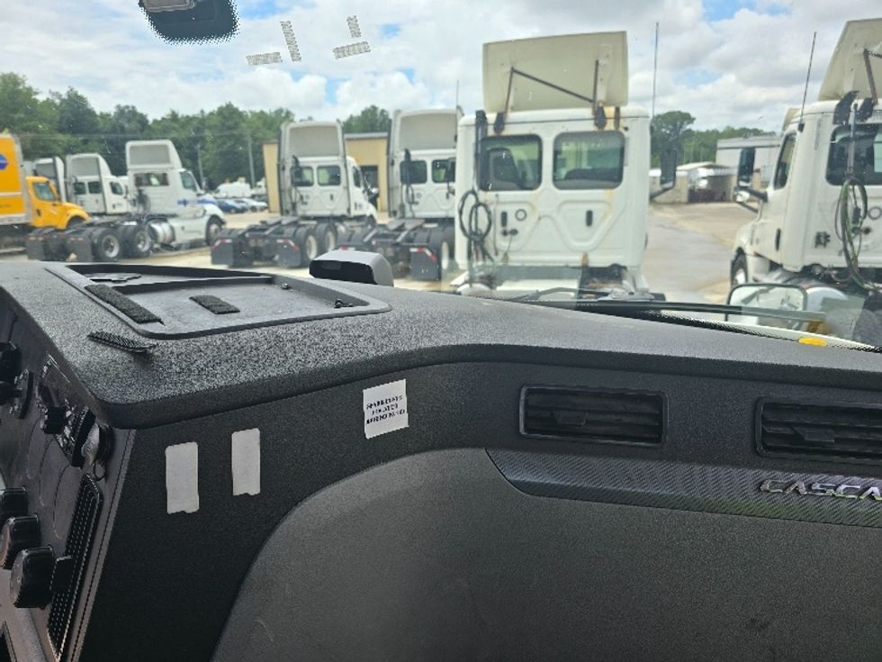 Day Cab Tractor-Heavy Duty Tractors-Freightliner-2019-T12664ST-East Liberty-OH-559,756\n\t\tmiles-$ 35,250 - Image 13