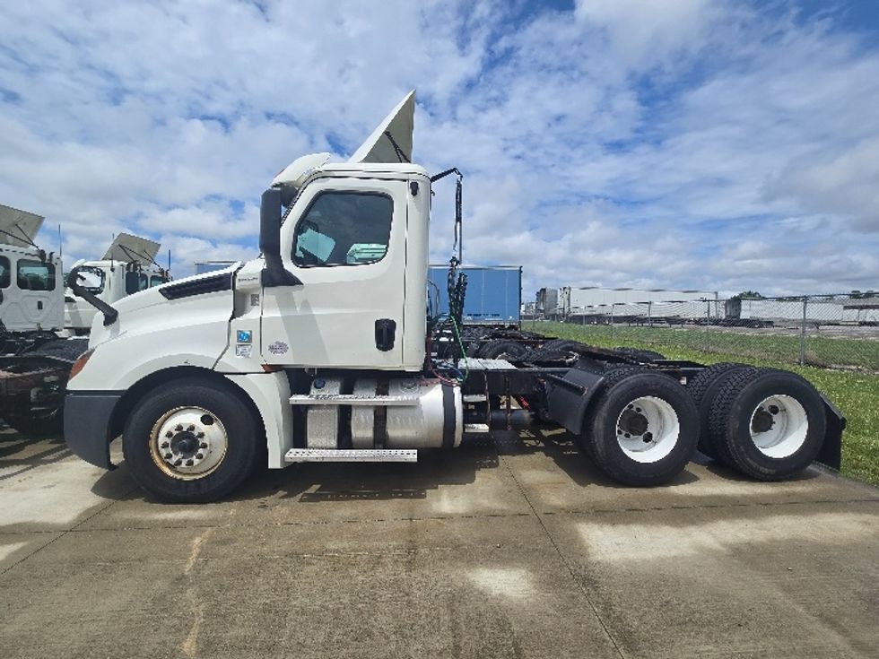 Day Cab Tractor-Heavy Duty Tractors-Freightliner-2019-T12664ST-East Liberty-OH-559,756\n\t\tmiles-$ 35,250 - Image 4