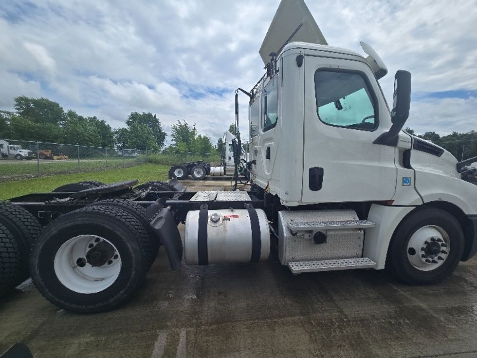 Day Cab Tractor-Heavy Duty Tractors-Freightliner-2019-T12664ST-East Liberty-OH-559,756\n\t\tmiles-$ 35,250 - Image 8