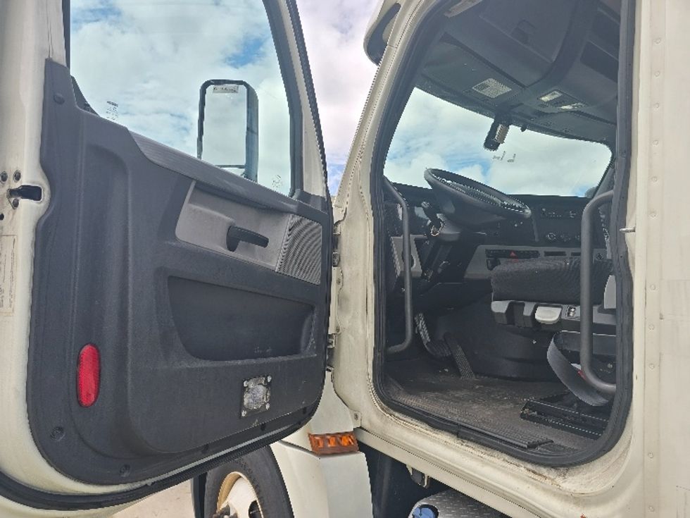 Day Cab Tractor-Heavy Duty Tractors-Freightliner-2019-T12664ST-East Liberty-OH-559,756\n\t\tmiles-$ 35,250 - Image 9