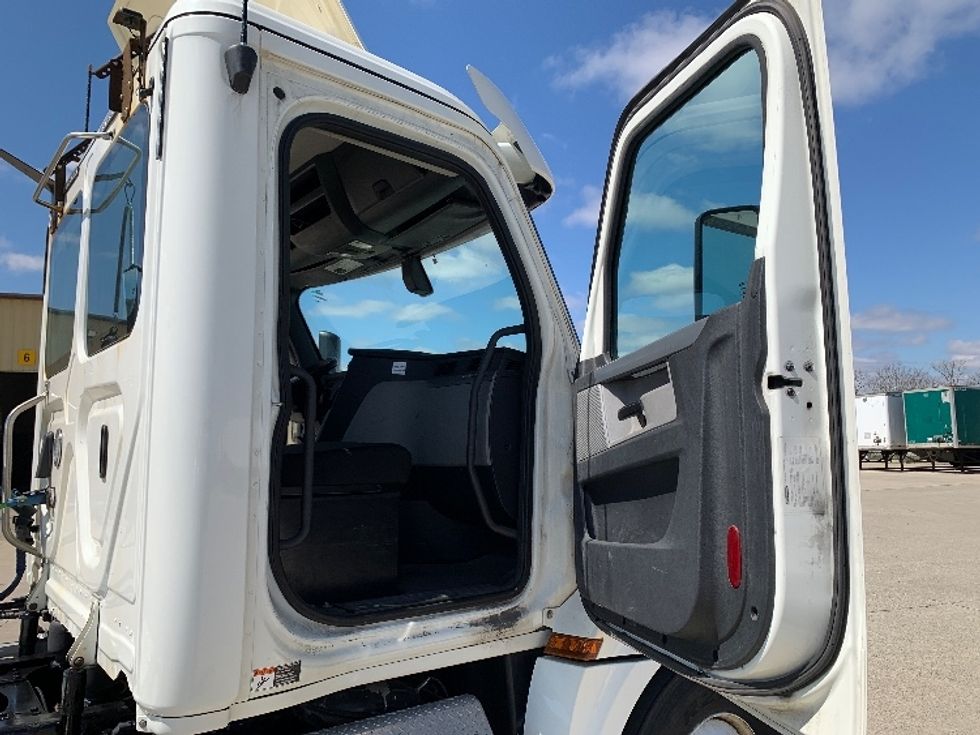 Day Cab Tractor-Heavy Duty Tractors-Freightliner-2019-T12664ST-East Liberty-OH-626,162\n\t\tmiles-$ 29,500 - Image 12