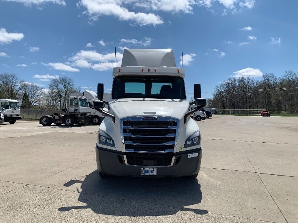 Day Cab Tractor-Heavy Duty Tractors-Freightliner-2019-T12664ST-East Liberty-OH-626,162\n\t\tmiles-$ 29,500 - Image 2