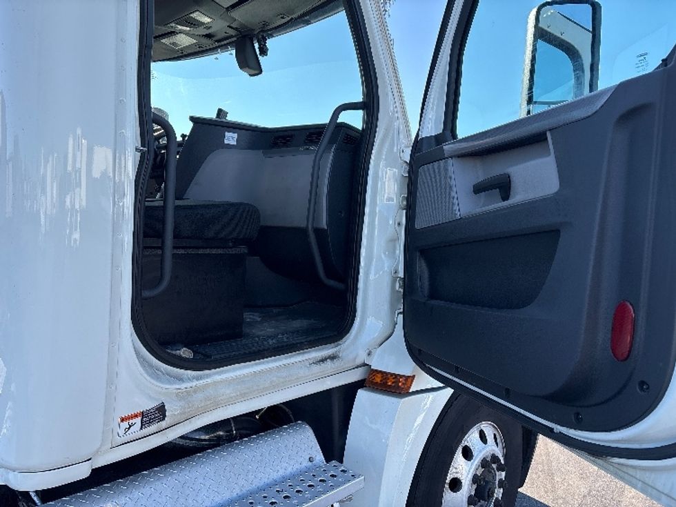 Day Cab Tractor-Heavy Duty Tractors-Freightliner-2019-T12664ST-Eden-MD-422,547\n\t\tmiles-$ 46,500 - Image 12