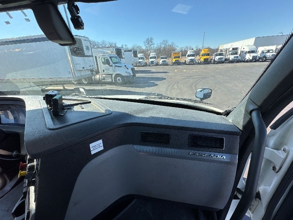 Day Cab Tractor-Heavy Duty Tractors-Freightliner-2019-T12664ST-Eden-MD-422,547\n\t\tmiles-$ 46,500 - Image 13