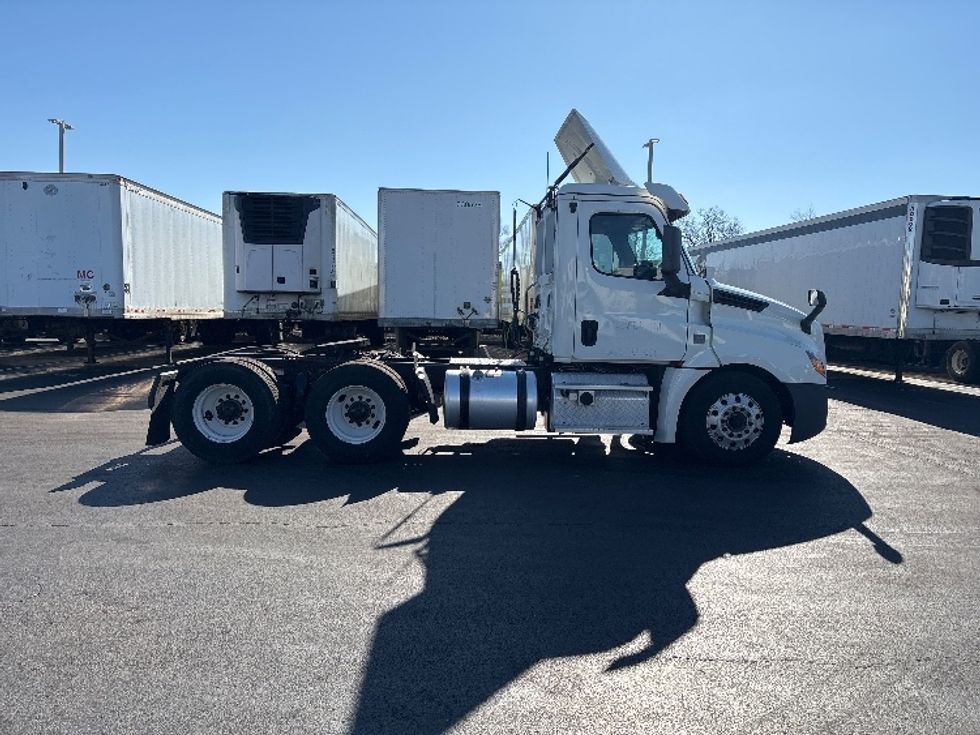 Day Cab Tractor-Heavy Duty Tractors-Freightliner-2019-T12664ST-Eden-MD-422,547\n\t\tmiles-$ 46,500 - Image 8